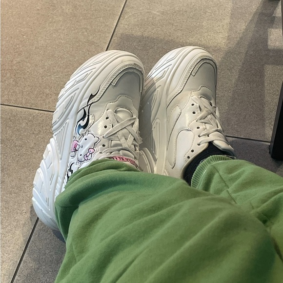 Size 6 Hello Kitty Platform Sneakers - Picture 1 of 4